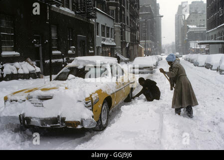 New York neige hiver 1970 mauvais temps Etats-Unis. Manhattan : chute de neige importante pendant la nuit, couple et voiture, vérification de la pression des pneus 1979. HOMER SYKES Banque D'Images