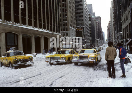 New York neige hiver 1979 mauvais temps taxis jaunes années 1970 MANHATTAN AMÉRICAIN HOMER SYKES Banque D'Images