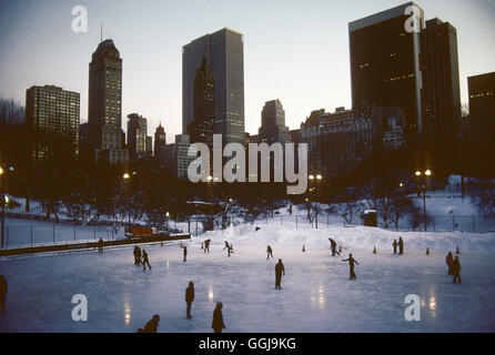 Central Park Ice Skating Wollman Rink New York neige hiver 1979 mauvais temps Manhattan années 1970 États-Unis HOMER SYKES Banque D'Images