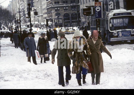 New York neige hiver 1979 mauvais temps New Yorkers les gens vont faire du shopping. Années 1970 Manhattan États-Unis. HOMER SYKES Banque D'Images