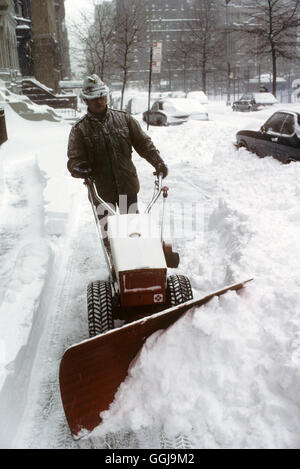 Chasse-neige homme déblayage la neige du pavé Manhattan New York neige hiver 1979 mauvais temps HOMER SYKES Banque D'Images