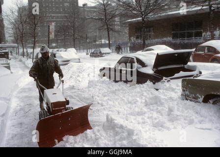 Chasse-neige homme dégageant la neige de la chaussée Manhattan New York neige hiver 1979 mauvais temps USA HOMER SYKES US Banque D'Images