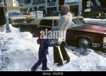 Boule de neige jouant New York neige hiver 1979 mauvais temps Manhattan AMÉRICAIN HOMER SYKES Banque D'Images