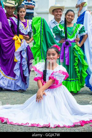 Les spectacles de danse salvadorienne pendant le Festival de fleurs et de Palm à Panchimalco, El Salvador Banque D'Images