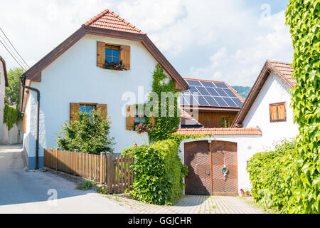 Chambre avec porte d'entrée et des panneaux solaires dans la vallée de Wachau, Rossatz, Basse Autriche Banque D'Images