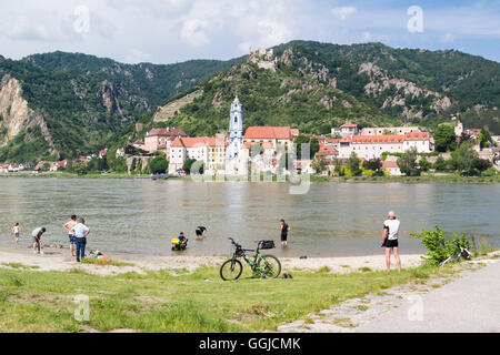 Les personnes bénéficiant de et reposant sur les rives du Danube en Durnstein, vallée de la Wachau, Basse Autriche Banque D'Images