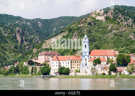 Vue sur le Danube et la ville de Durnstein avec Abbey et vieux château, vallée de la Wachau, Basse Autriche Banque D'Images