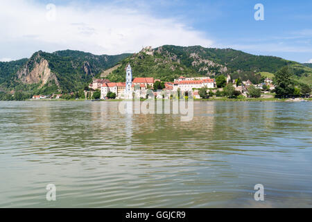 Vue sur le Danube et la ville de Durnstein avec Abbey et vieux château, vallée de la Wachau, Basse Autriche Banque D'Images