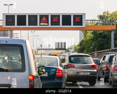 Les voitures dans les embouteillages de la confiture et des panneaux d'avertissement après accident sur l'autoroute à Vienne, Autriche Banque D'Images