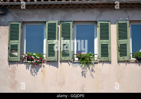 Vieille façade traditionnelle française à Antibes, France Banque D'Images