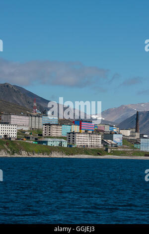 La Russie, Komsomolskaïa Bay, Okrug autonome de Tchoukotka. Port de Provideniya, à travers le détroit de Béring, de l'Alaska. Banque D'Images