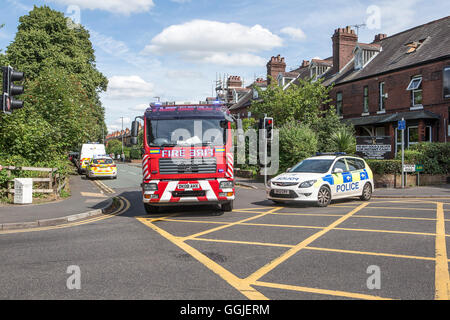 Voiture de police et pompiers bloquer une route à Stockton Heath, Cheshire, Royaume-Uni Banque D'Images