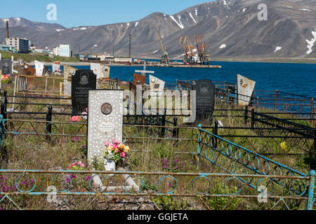 La Russie, Komsomolskaïa Bay, Okrug autonome de Tchoukotka. Port de Provideniya, à travers le détroit de Béring, de l'Alaska. Banque D'Images