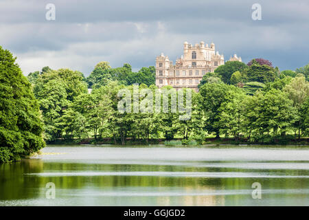 Wollaton Hall vu de l'autre côté du lac au parc de Wollaton, Nottingham, England, UK Banque D'Images