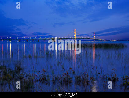 Vu de St Ignace dans le nord de la péninsule, au crépuscule, le Mackinac Bridge enjambe la péninsules supérieure et inférieure du Michigan, USA Banque D'Images