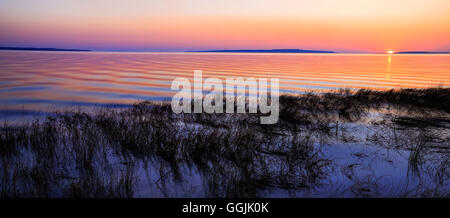 Un été magnifique lever du soleil sur le détroit de Mackinac au vieux phare Mackinac Point, Mackinac City Michigan, USA Banque D'Images