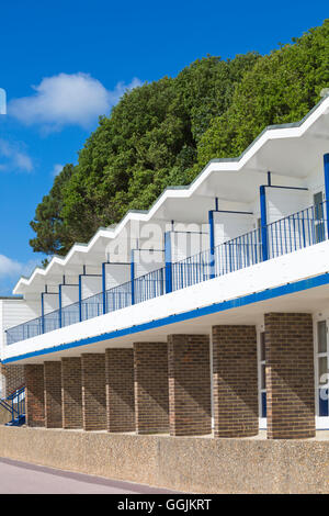 Cabines de plage à la Branksome Chine déné, Poole en Juillet Banque D'Images