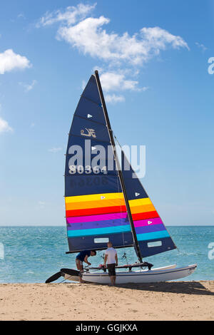 Obtenir Hobie Cat 16 avec voiles multicolores prêts à plage de Sandbanks en Juillet Banque D'Images