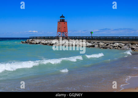 Un mignon petit phare, l'embarcadère de Charlevoix la lumière sur le lac Michigan à Charlevoix, Michigan, USA La Péninsule inférieure Banque D'Images