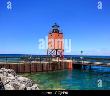 Un mignon petit phare, l'embarcadère de Charlevoix la lumière sur le lac Michigan à Charlevoix, Michigan, USA La Péninsule inférieure Banque D'Images