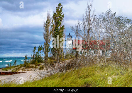 Le phare de Point Betsie classique sur le lac Michigan, près de la Sleeping Bear Dunes National Lakeshore, Michigan, USA Banque D'Images