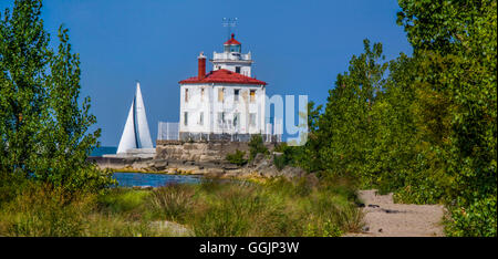 Un classique le lac Érié phare, les brise-lames Ouest Fairport Harbor Light Fairport Ohio comme voilier passe, USA Banque D'Images