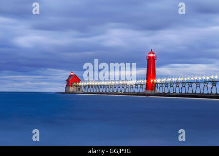 Motion de l'eau brouillée au sud de Grand Haven Pierhead phare avant le lever du soleil Grand Haven, Michigan, USA Banque D'Images