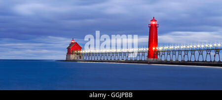 Motion de l'eau brouillée au sud de Grand Haven Pierhead phare avant le lever du soleil Grand Haven, Michigan, USA Banque D'Images