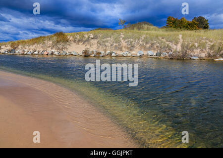 La Grande Rivière de Sable qui serpente vers sa destination au lac Michigan à Ludington State Park, Ludington, Michigan, USA Banque D'Images