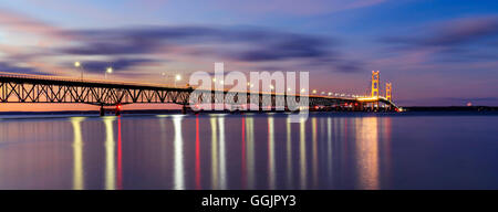 Le Mackinac Bridge sur le détroit de Mackinac, au crépuscule, en reliant les péninsules supérieure et inférieure du Michigan, USA Banque D'Images