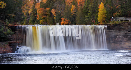 Une cascade très pittoresque dans le motion blur, Tahquamenon Falls à l'automne, la Péninsule Supérieure du Michigan, USA Banque D'Images