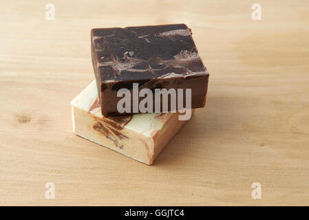 Sur savons colorés une table en bois Banque D'Images