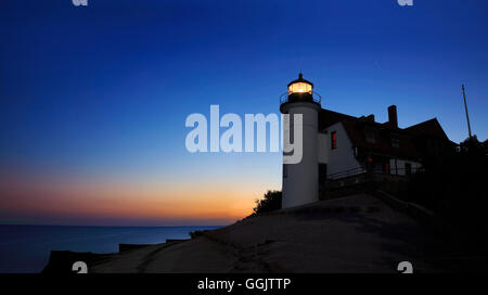 Historique Le phare de Point Betsie sur un lac calme Michigan matin avant le lever du soleil, la partie inférieure de la péninsule du Michigan, USA Banque D'Images