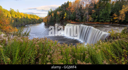 Une vue panoramique sur la très pittoresque Tahquamenon Falls et Tahquamenon River au cours de l'automne, Upper Peninsula, Michigan, USA Banque D'Images