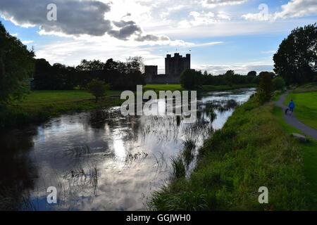 Une vue sur la rivière Boyne à Trim Castle, comté de Meath, Irlande Banque D'Images