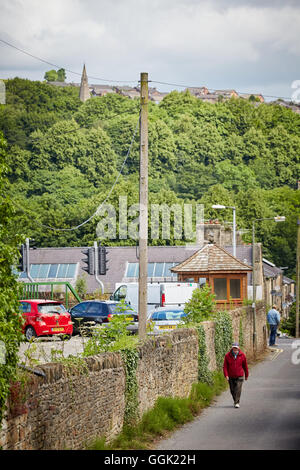 Les nouvelles usines derbyshire stone wall man walking cours des arbres woods Banque D'Images