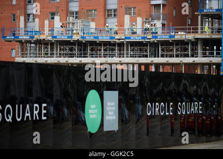 Manchester Oxford Road Circle Square ancienne hordings site BBC espacés de développement de construction lieu développé à partir de bases Banque D'Images