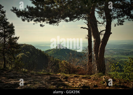 Vue depuis la montagne de Zeller vers le Château de Hohenzollern, Hechingen Bissingen, Souabe Alp, Bade-Wurtemberg, Allemagne Banque D'Images