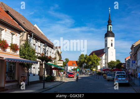 Place de l'église avec l'église de St Nicolai, Luebbenau, Spreewald, réserve de biosphère de l'UNESCO, Brandebourg, Allemagne, Europe Banque D'Images