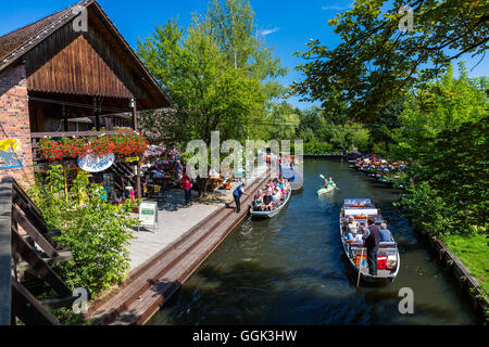 Excursion en bateau sur une rivière de Spreewald, réserve de biosphère de l'UNESCO, Brandebourg, Allemagne, Europe Banque D'Images