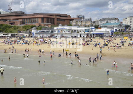 Les vacanciers et les touristes profitant de soleil de l'été sur la plage de Bournemouth, Dorset Banque D'Images