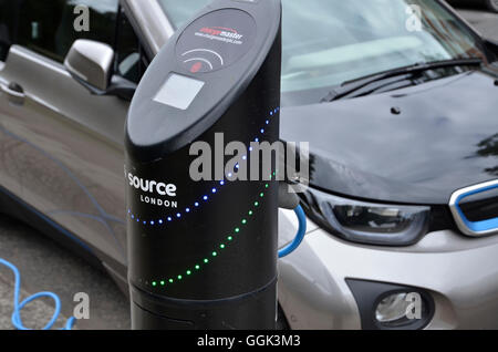 Une voiture électrique à un point de recharge à St John's Wood, Londres Banque D'Images