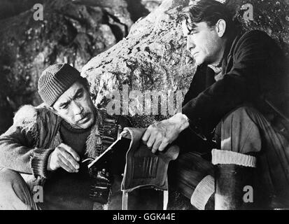 DIE VON KANONEN NAVARONE / Les Canons de Navarone GO 1960 / J. Lee Thompson Le Colonel Andrea Stavros ( ANTHONY QUINN), le capitaine Mallory (Gregory Peck) Régie : J. Lee Thompson aka. Les Canons de Navarone Banque D'Images