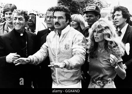 AUF DEM AUTOROUTE IST DIE HÖLLE LOS / La Cannonball Run USA 1980 / Hal Needham Voir mit Jamie Noir (DEAN MARTIN), Seymor (Roger Moore), J.J. Mac Clure (Burt Reynolds) et Pamela (FARRAH FAWCWTT-MAJORS) Régie : Hal Needham aka. La Cannonball Run Banque D'Images