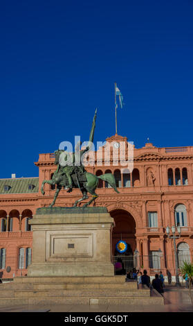 BUENOS AIRES, ARGENTINE - 02 MAI 2016 : statue du général Manuel Belgrano en face de la maison rose, situé sur la Plaza de Mayo Banque D'Images