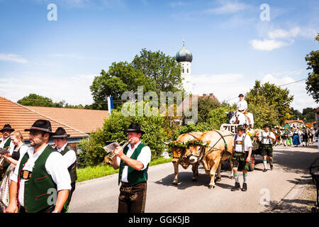 Panier à boeufs, défilé d'un groupe traditionnel bavarois, Muensing, Haute-Bavière, Allemagne Banque D'Images