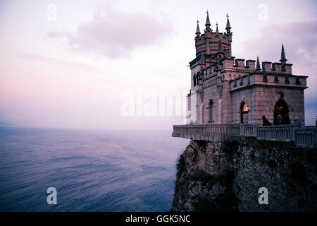 Swallow's Nest château sur la falaise surplombant la mer Noire, près de Yalta, Crimée, Ukraine, Europe Banque D'Images