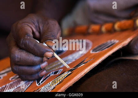 Close-up de la part d'une peinture aborigène un poisson avec la brosse à l'ancienne, la terre d'Arnhem, dans le Territoire du Nord, Australie Banque D'Images