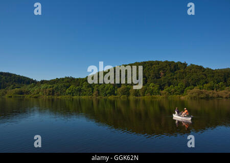 Deux pêcheurs assis dans un bateau à rames sur le lac Edersee dans Förster Parc National, Herzhausen, le lac Edersee, Hesse, Allemagne Banque D'Images