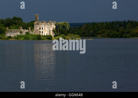 Castle Island dans le Lough Key juste avant l'orage, Lough Key Forest Park, dans le Comté de Leitrim, Ireland, Europe Banque D'Images